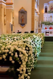 Rosas brancas foram usadas na ornamentação