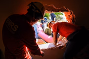 Corpo de Bombeiros abre paredes para acessar pavimento submerso pela água no bairro Mathias Velho, em Canoas