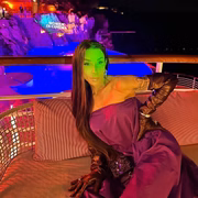 Maya Massafera posa no hotel onde em Cannes