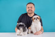 Sérgio Mena Barreto, autor do livro Voltei!, com os cães Keka e Kekin