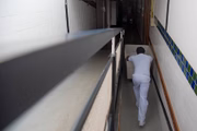 Atrás dos quartos, corredores estreitos levam a várias partes do motel