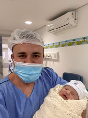 Médico da Marinha, Tiago Costa com filho após parto, em Goiânia, Goiás