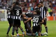 Botafogo comemora o primeiro gol da partida