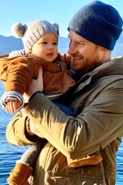 Archie Harrison com o pai, o príncipe Harry