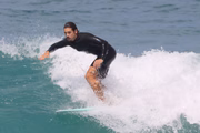 Nicolas Prattes gosta de surfar
