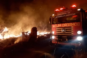 Tempo seco e vento forte dificultam trabalho de contenção das chamas no Parque Nacional das Emas, em Goiás