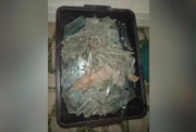 Ela caiu em uma mesa de vidro e teve um corte profundo nas costas