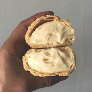Mas também poderão ser encontrados doces, como as chouxs