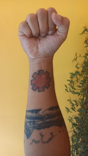 "Eu queria ter uma tatuagem no pulso, igual a do Anthony Kiedis, mas minha mãe sempre proibiu. Dizia que só poderia fazer quando fosse maior de idade. Aí, no dia que fiz 18 anos, fui no estúdio de tatuagem e fiz o desenho", conta o fã