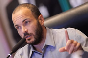 O presidente da CPI, Chico Vigilante (PT), questionou se as ameaças vinham da extrema-direita da política. Alan foi categórico: “Sim”
