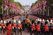 O cortejo fúnebre da rainha carregado no State Gun Carriage da Royal Navy viaja ao longo do The Mall 