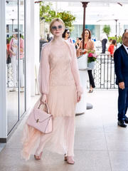 Na tarde de quinta-feira (23/05/2019), a atriz apostou em um look monocromático esvoaçante 