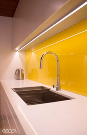 Mais um vez, uso do perfil de LED. Na cozinha, ele aparece integrado ao armário planejado