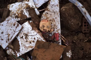 Uma boneca no meio dos escombros do Morro da Oficina, um dos locais mais atingidos