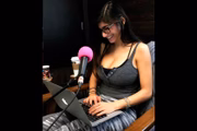 Mas recentemente, deixou a internet revoltada ao saber que ela estaria vendo fotos sensuais 
