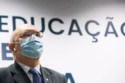 No meio do suposto esquema de propina estão os pastores Gilmar Santos, Arilton Moura e o agora ex-ministro da Educação Milton Ribeiro. De acordo com a denúncia, Santos e Moura, que não têm cargos públicos, controlavam a agenda de Ribeiro e atendiam às demandas de prefeituras que pagavam propina para conseguir a liberação de recursos