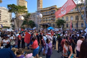 Assembleia de professores realizada na Praça da República, centro de São Paulo