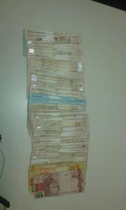 Diinheiro da venda de drogas também foi apreendido