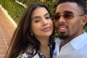Gabriel Jesus e esposa, Raiane Lima, fazem pose durante passeio