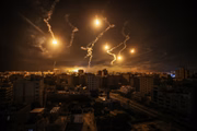 Fogo e fumaça sobre Gaza após ataques promovidos pelas Forças de Defesa de Israel