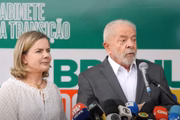 Futura ministra da Secretaria de Relações Institucionais e presidente do PT, Gleisi Hoffmann, ao lado do presidente Lula