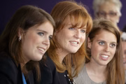 Beatrice e Eugine são frutos do relacionamento de Sarah Ferguson com o príncipe Andrew 