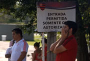 Familiares e pessoas próximas aos jogadores aguardavam informações sobre eles 