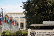 Criada no fim da 2ª Guerra Mundial, a Organização das Nações Unidas (ONU) é considerada o organismo internacional mais importante da atualidade. Constituída por 193 países membros e sediada em Nova York, nos EUA, a ONU detém, aproximadamente, orçamento de 6 bilhões de dólares e tem como principal objetivo manter a paz entre as nações
