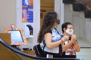Dispositivos com álcool gel foram espalhados pelo local