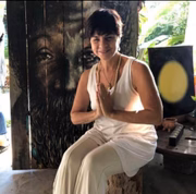 Nas redes sociais, costuma publicar fotos meditando em montes, pintando quadros, curtindo em cachoeiras