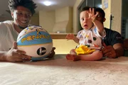Tiago é uma criança muito tranquila e ficou muito feliz com a tinta na mão. Todo o processo foi feito na casa de Paulo, para que o pequeno se sentisse bem 
