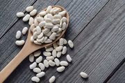 Feijões são alimentos ricos em fibras e em proteínas com baixo índice glicêmico, que ajudam a impedir oscilações nos níveis de açúcar no sangue e também retardam o aumento dos níveis de glicose 