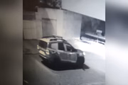 Carro policial aparece em imagem de câmera no mesmo horário da denúncia do crime