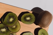 O kiwi possui características que podem ajudar na noite de sono