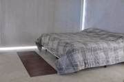 Tem um quarto, com cama de casal extragrande
