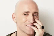 Tempos depois, integrou o elenco da peça Infraturas e fez participações na TV, como na novela Prova de Amor e na série global A Diarista. No entanto, foi em 2006, no show Minha Mãe É uma Peça que o artista ganhou notoriedade