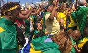 Apoiadores se ajoelham enquanto deputado reza em trio elétrico no RJ