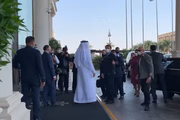 Presidente brasileiro cumprimenta jornalistas presentes na entrada do hotel
