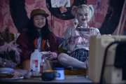 Arlequina ao lado da afilhada, Cassandra Cain (Ella Jay Basco): ladra adolescente de Gotham