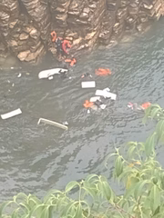 Destroços de lanchas atingidas por rocha que despencou sobre embarcações no lago de Furnas, em Capitólio (MG)