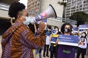 O ato também destacou a importância do combate contra o feminicídio e a violência contra negros. As manifestantes ainda destacaram a oposição ao presidente Jair Bolsonaro (PL)