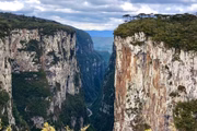Acompanhados dos guias, hóspedes podem visitar os cânions 