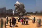 Cabeça da estátua do anjo São Miguel Arcanjo, que está sendo implantada no interior de São Paulo