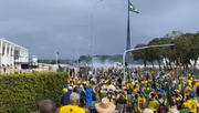 Manifestantes tentam entrar no Palácio do Planalto