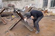Civis constroem barricadas de ferro e armadilhas para bloquear veículos blindados e ajudar a defender a cidade em meio a ataques russos em Lviv, Ucrânia