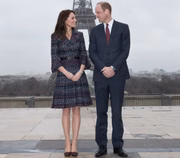 No entanto, um ano após se conhecerem, William começou a enxergar Kate com outros olhos. Ao assistir a jovem desfilando em um evento de moda beneficente, o príncipe se apaixonou. A fim de ficar mais perto da futura esposa, inclusive, ele doou cerca de 200 libras para conseguir uma cadeira na primeira fila do evento 