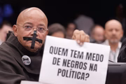 Membros da Educafro e outras entidades do movimento negro selam a boca com fita isolante em protesto contra a PEC que anistia multas bilionárias de partidos por não cumprirem cota mínima de gênero e raça nas candidaturas das últimas eleições 
