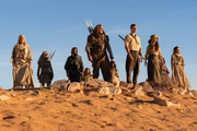 Daniel Henney (al’Lan Mandragoran), Josha Stradowski (Rand al’Thor), Rosamund Pike (Moiraine Damodred) em Roda do Tempo