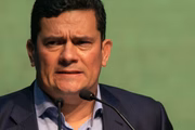 Em relação ao triplex, Lula foi condenado pelo então juiz Sergio Moro, da 13ª Vara da Justiça Federal em Curitiba, a 9 anos e 6 meses de prisão, no âmbito da Lava Jato