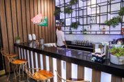 O bar segue a decoração simples e minimalista